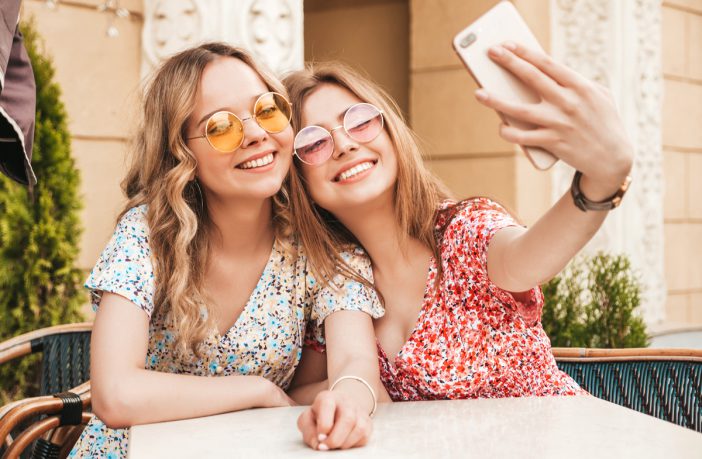 dvieju merginu selfis