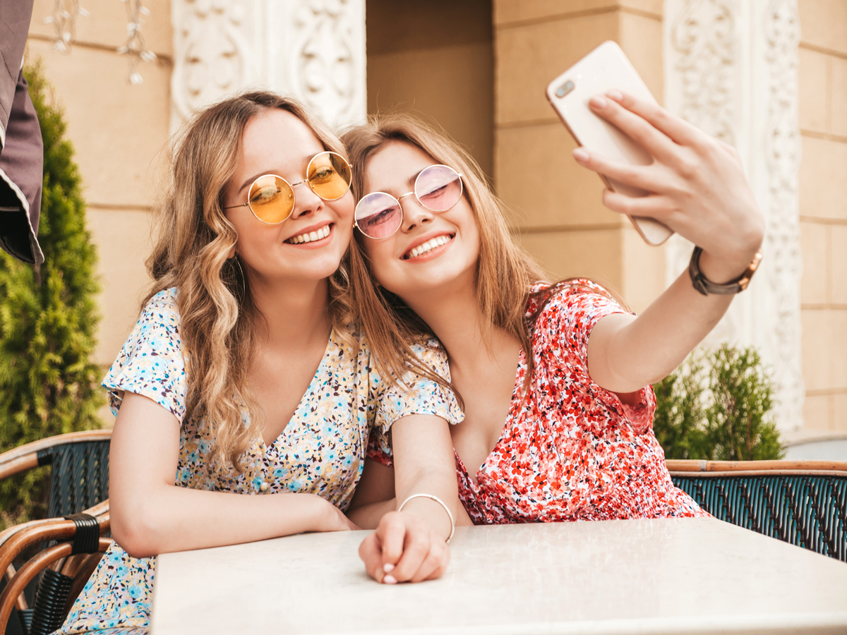 dvieju merginu selfis